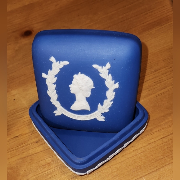 Silver Jubilee 1977 Blue Jasperware Square Wedgwood Lidded Box Queen Elizabeth I - Picture 3 of 9